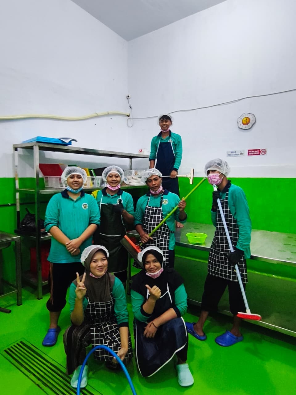 Keseruan Tim Persiapan SPPG Penarukan 2